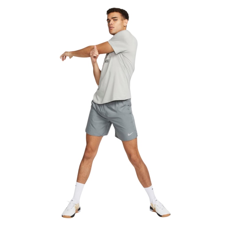 Short Nike Challenger 7 Masculino - Cinza